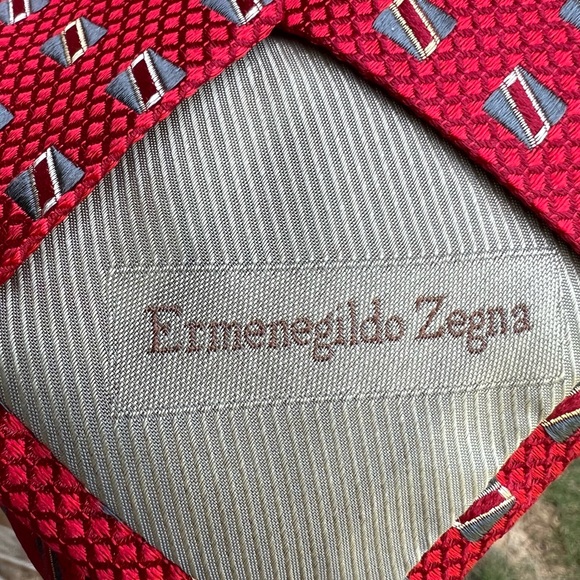 Ermenegildo Zegna Italian 100% Silk Graphic Red with Gray accent Tie - Picture 4 of 6